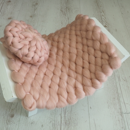 Kocyk czesankowy tkany z poduszką do sesji noworodkowej Jasny Róż