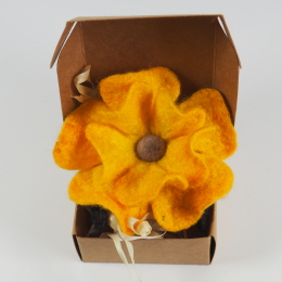 Filcowa broszka kwiat Żółty z merynosu i jedwabiu 