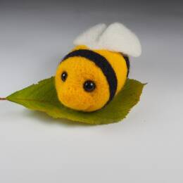 Filcowa pszczółka z wełny merynosów - prezent dla miłośników pszczół