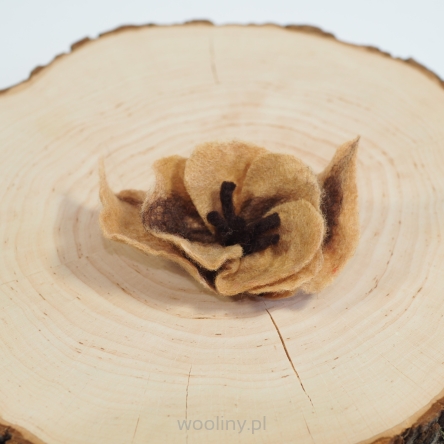 Broszka filcowa beżowy kwiat Japoński 