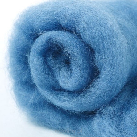 Błekitna wełna w błamie zgrzebna do filcowania na mokro i sucho