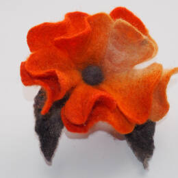 Filcowa broszka kwiat pomarańczowy z wełny i jedwabiu
