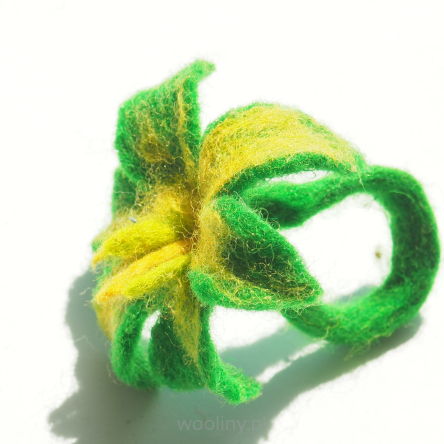 Pierścionek z wełny
