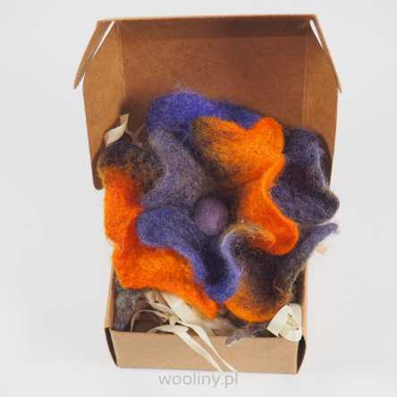 Filcowa broszka kwiat z wełny i jedwabiu 